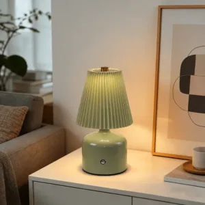 Lampe de chevet LED moderne avec abat-jour plissé et base élégante, idéale pour la décoration d'une chambre ou d'un salon au Maroc.