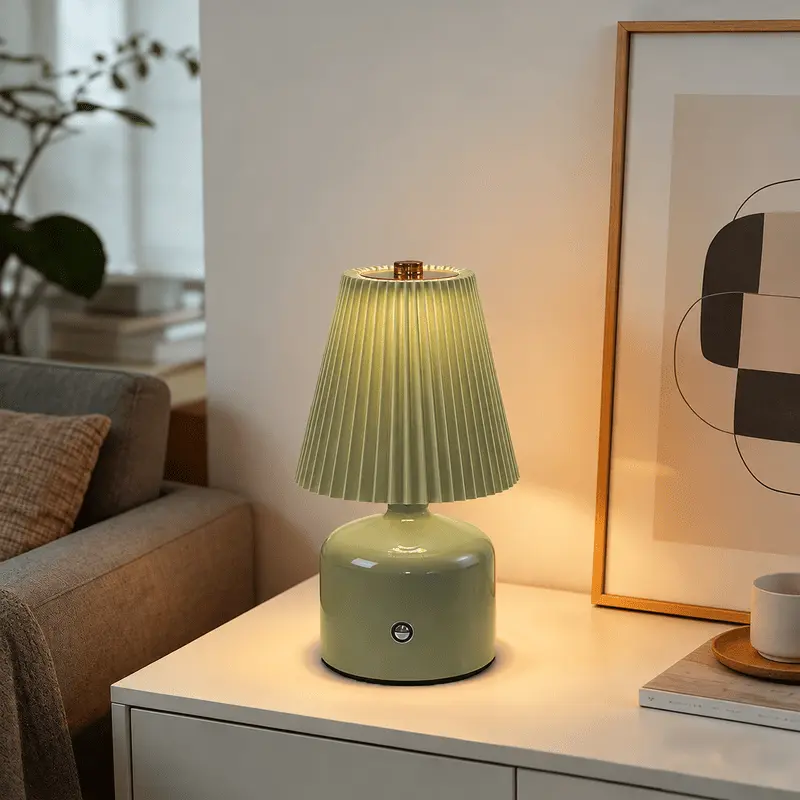 lampe-de-chevet-led-moderne-vert Lampe de chevet LED moderne avec abat-jour plissé et base élégante, idéale pour la décoration d'une chambre ou d'un salon au Maroc.