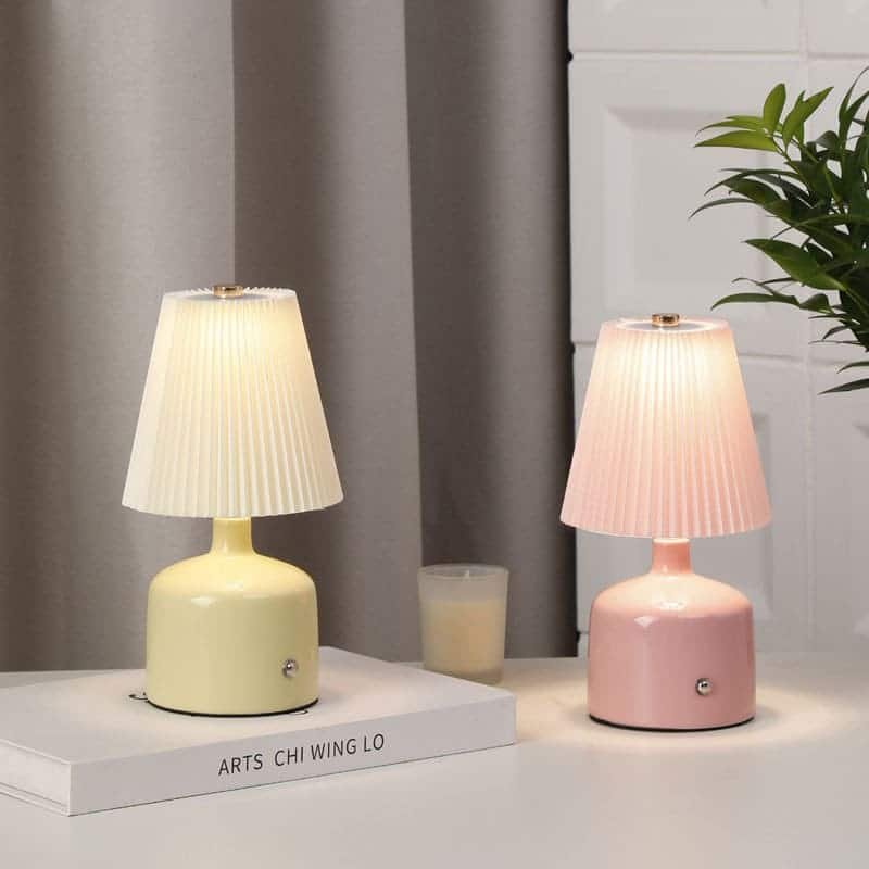 lampe-de-chevet-led-moderne Lampe de chevet LED moderne avec abat-jour plissé et base élégante, idéale pour la décoration d'une chambre ou d'un salon au Maroc.