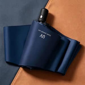 Parapluie automatique pliable anti-UV avec bouton d'ouverture et fermeture, disponible en plusieurs couleurs au Maroc.