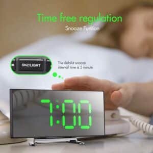 Réveil numérique LED moderne avec grand écran noir, affichage lumineux et fonction alarme Snooze, disponible au Maroc sur Babouti.ma.