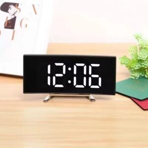 Réveil numérique LED moderne avec grand écran noir, affichage lumineux et fonction alarme Snooze, disponible au Maroc sur Babouti.ma.
