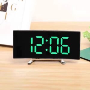 Réveil numérique LED moderne avec grand écran noir, affichage lumineux et fonction alarme Snooze, disponible au Maroc sur Babouti.ma.