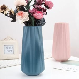 Vase décoratif moderne strié pour fleurs, design élégant et minimaliste, disponible en bleu, rose et blanc sur Babouti.ma au Maroc.