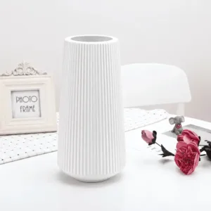 Vase décoratif moderne strié pour fleurs, design élégant et minimaliste, disponible en bleu, rose et blanc sur Babouti.ma au Maroc.