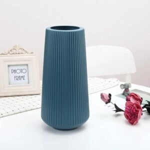 Vase décoratif moderne strié pour fleurs, design élégant et minimaliste, disponible en bleu, rose et blanc sur Babouti.ma au Maroc.
