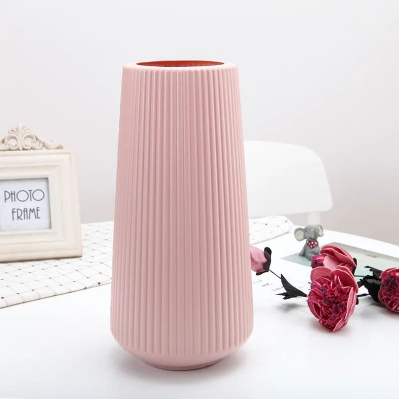 vase-decoratif-moderne-strie-rose Vase décoratif moderne strié pour fleurs, design élégant et minimaliste, disponible en bleu, rose et blanc sur Babouti.ma au Maroc.