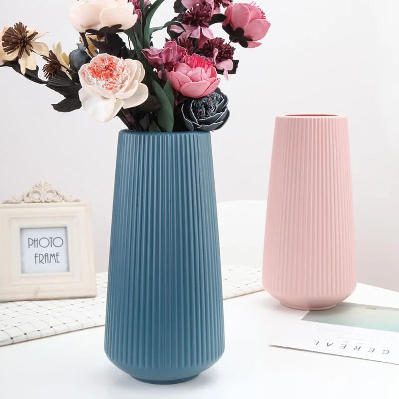 vase-decoratif-moderne-strie Vase décoratif moderne strié pour fleurs, design élégant et minimaliste, disponible en bleu, rose et blanc sur Babouti.ma au Maroc.